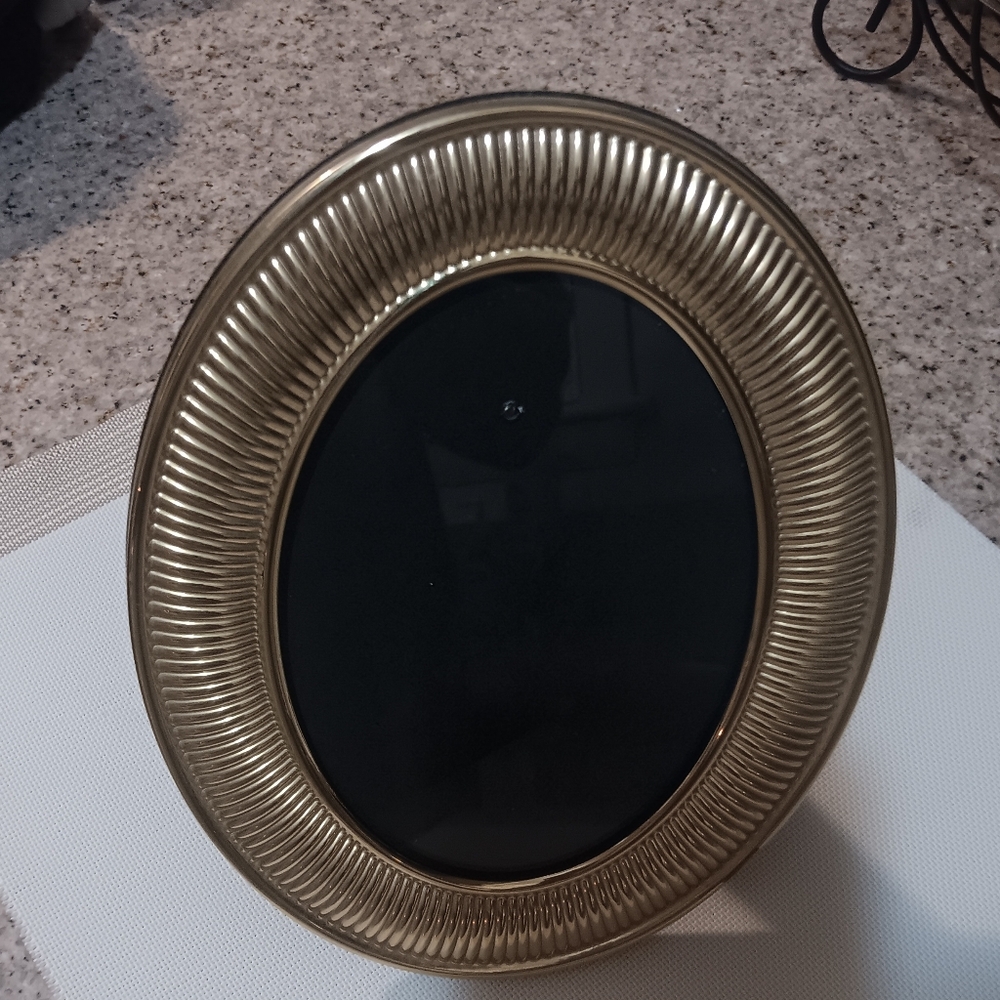 Elegant Gold and Black Oval Picture Frame - Picture 5 of 11